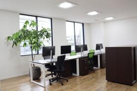 明るい執務室です