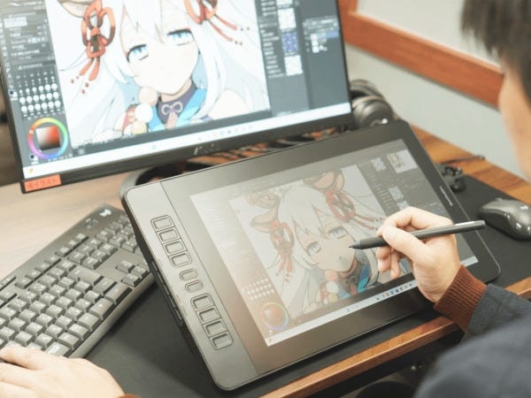 【スタッフ】イラストの指導のため日々技術を磨いています