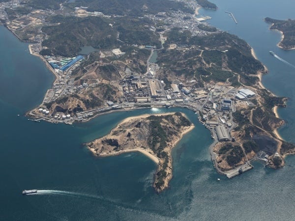 アートの街としても知られている直島の中で、存在感を誇る当社の工場。