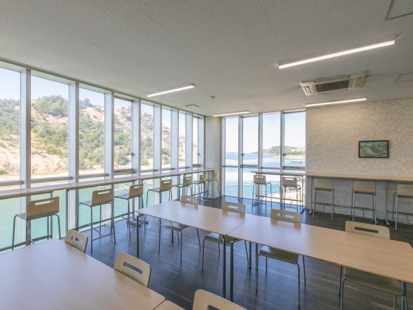 食堂では瀬戸内海のきれいな海を見ながら、食事を楽しめます！