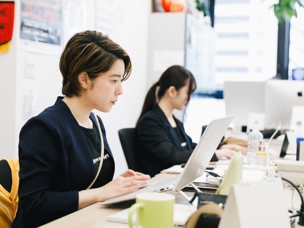 ワイワイしながらもまじめな時はまじめに仕事しています！