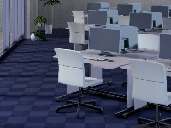 一人一人にPCモニターを2つ完備しおり、仕事の効率アップ！