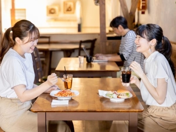 オフィス近くにランチできるお店がたくさん！メンバー同士で楽しい昼休みを！