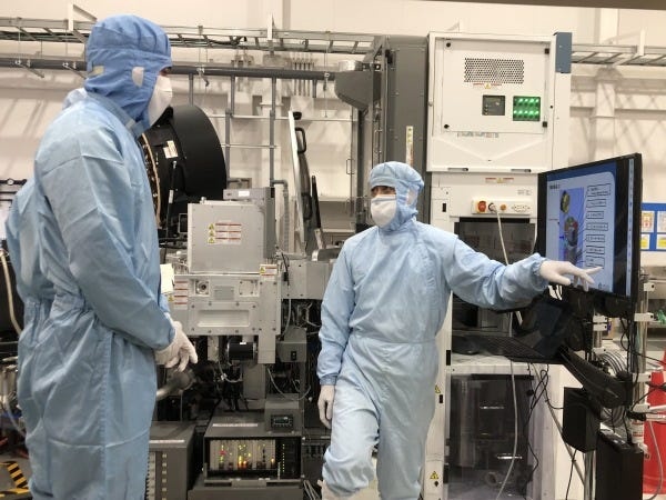 研修時もクリーンルームスーツを着用します！