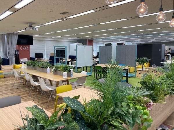 休憩スペースには冷蔵庫や電子レンジ、携帯充電用の電源、書籍なども用意されていて、ゆっくりとくつろぐことが出来ます。