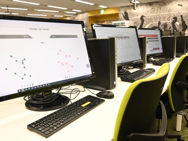 サッカーデータ入力室の様子です。専用の入力システムで試合の映像を見ながら、プレー情報を入力します。