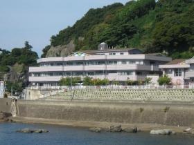 日本海に面した国道３０５号線沿いに建っています