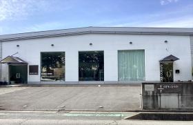 外観：建物手前はショールーム、奥に事務所・工場