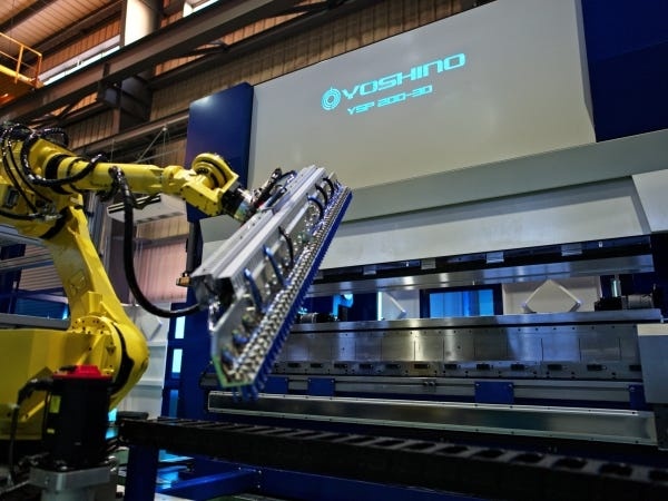 革新的技術により誕生した「完全自動曲げシステム」。この製品で板金業界の新たなスタンダードを構築します。