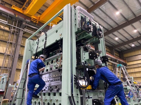 単体機だけでなく、お客様からのオーダーメイド方式による全長数十ｍの全自動ラインの対応も行っております。