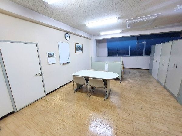 こちらはミーティングルームです。面接などもこちらで行なうかもしれません。フランクな雰囲気でお話できればと思います。