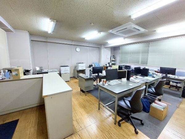 事務所内の様子です。常に先輩達がそばで働いており、声もかけやすい距離感で安心。分からないことは何でも聞いてください。