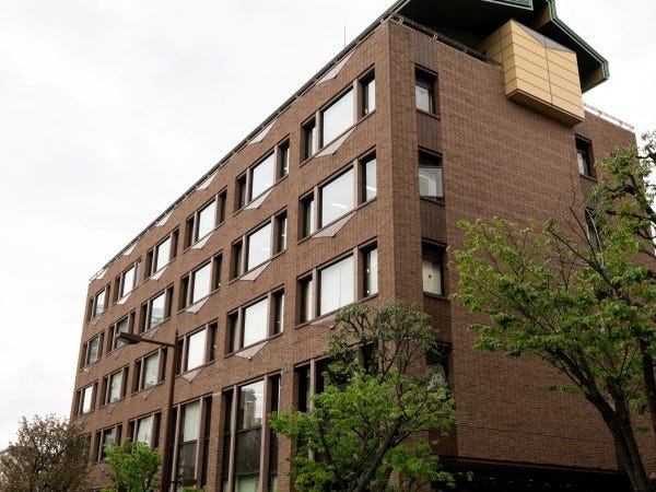 本社は豊島区目白駅から徒歩５分の目白切手博物館ビル3階