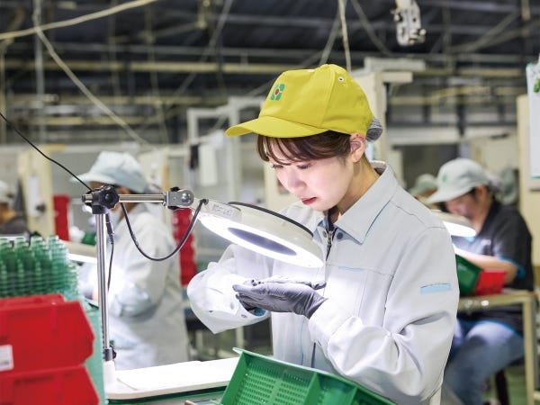 拡大鏡を使って細かなキズ、汚れがないかを確認していきます。