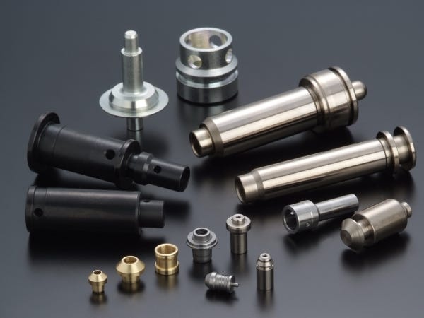 私たちは約2000種類の製品を取り扱っています。これからも新しい技術に目を向け、高品質な製品を目指します！