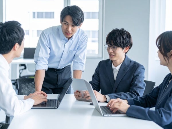 会議では意見を出し合って、営業の戦略をチームで立てています。