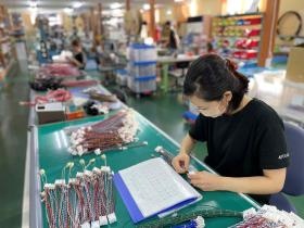 コネクタ挿入 マニュアルを見ながら作業します