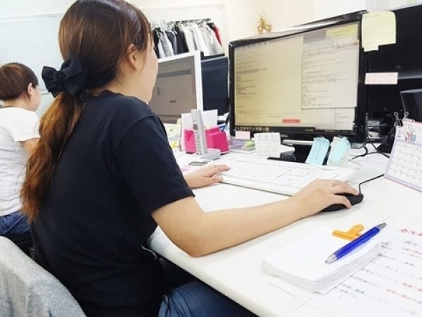 デスクワーク風景