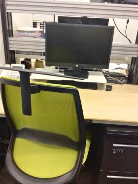 福岡本社 デスク環境（椅子の洋服掛けは便利です）