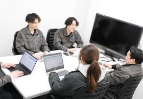 事務・営業・現場とチームで打ち合わせしながら進めていきます。