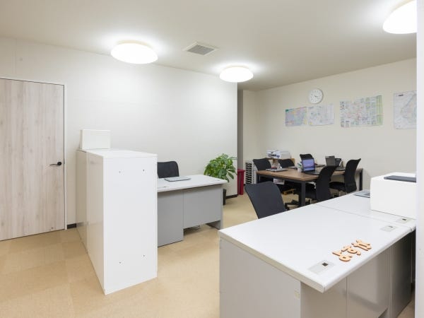 事務所で訪問の合間や休憩時間に、おしゃべりをして和んでいます。