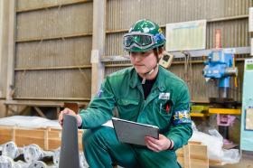 働く社員の様子３