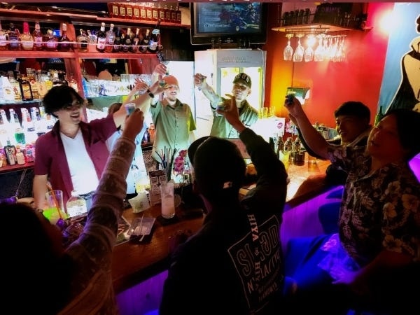 お客様と乾杯することも多いです