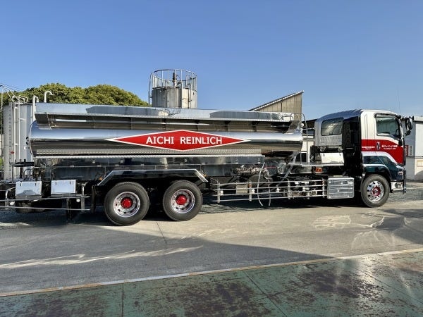 当社の車両の中で一番大きい16ｔステンレスタンクローリーです。現在はベテランドライバーが運転しています。他にもかっこいい車両が沢山あります。