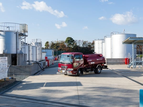 当社の中では一番小さい４ｔタンクローリーです。いくつもあるタンクの中には自社で製造した燃料が備蓄されています。