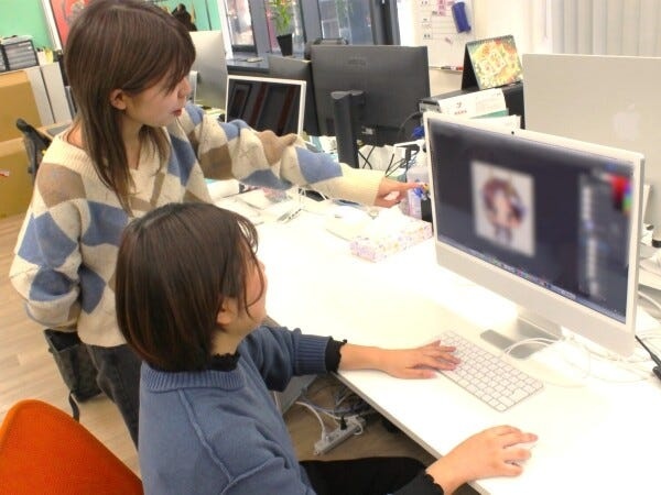 一人で黙々と作業することもあれば、同じ部署の方の意見を聞きながら作業することもあります！