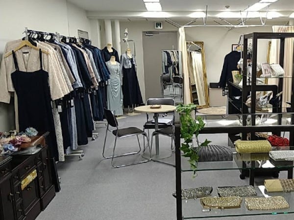 明るく清潔で、広い店内