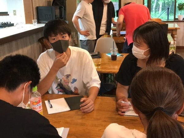 オフサイトミーティング中に突然の仕事モードでお互いに学びあい