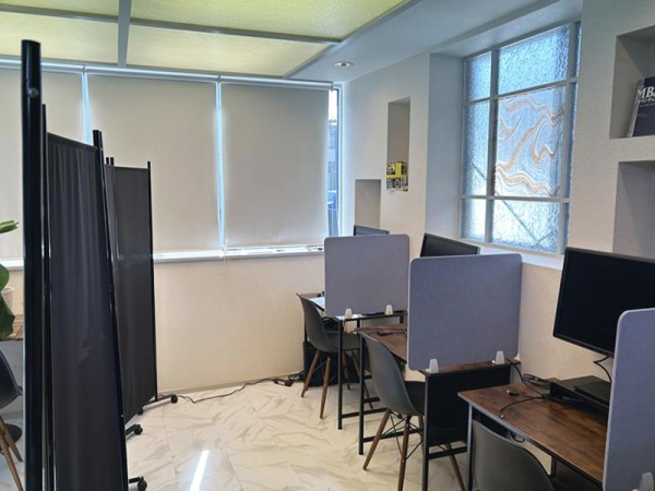 長時間労働や業務の偏りがないように、社員の労働時間を会社全体で管理。