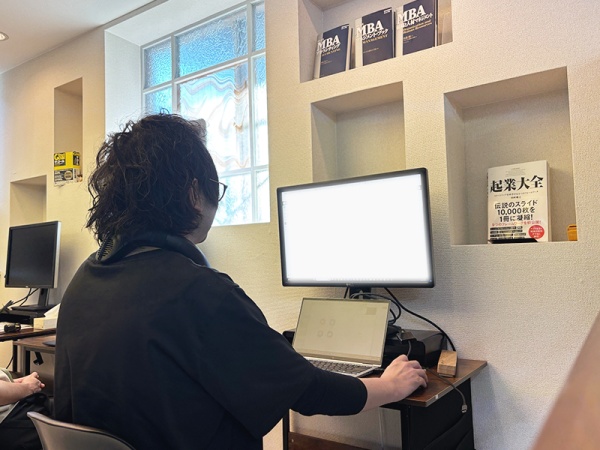 自動車の不具合の問い合わせ等、わからないことがあれば先輩社員にすぐに相談できる環境となっています。