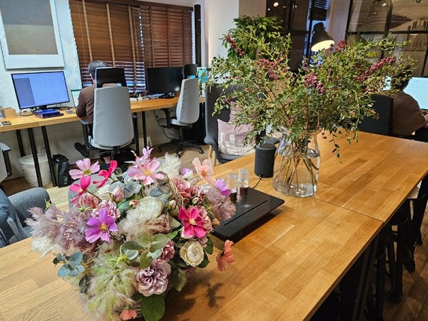 電話対応がメインの仕事ですので服装自由、髪型自由、ネイル・ピアス等もOKです。