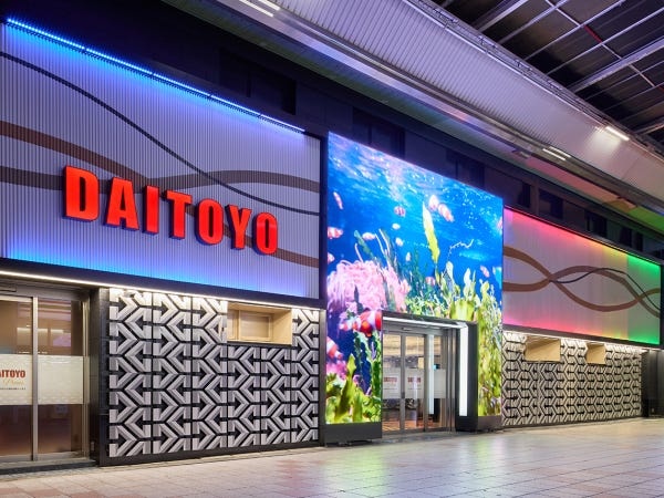 パチンコ＆スロット店舗、入口の大型LED看板には動画を！