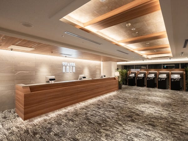 サウナ＆カプセルホテルのフロント。