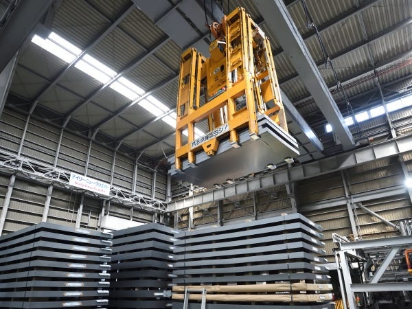 天井クレーンを使って２０トンもの製品やホットコイルを吊り上げます！