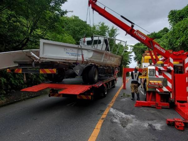 事後で横転したトラックの引上げ搬送です