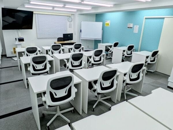 1教室15席、大型モニター完備の教室風景。訓練中は受講生の方々が各々集中し、時に賑やかに訓練を受け、日々成長しています。