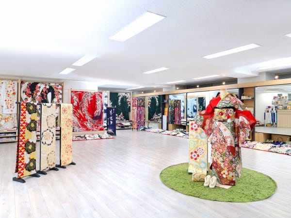 東証 上場企業／年間休日115日相当／フレックスタイム制