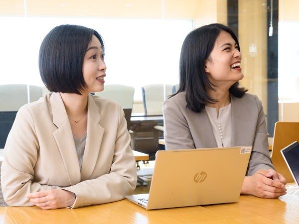 平均年齢は26歳と若く、同世代の仲間と刺激し合える職場です。フラットな雰囲気で、相談やチャレンジがしやすい社風があります。