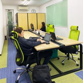 ＭＡＩＮ ＢＡＳＥの事務所内風景