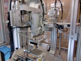 製薬ライン ラベル貼り付け機