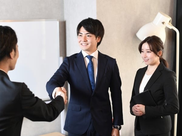 取引先の課題を聞いて提案営業を行い、じっくり信頼関係を築いていく仕事です。