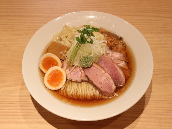 ☆一番人気の「特製ラーメン」☆豚チャーシュー1枚と鴨チャーシュー2枚、そして特製ハーブバターをのせた豪華な一品です！