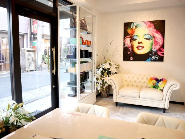 高級な雰囲気の店頭接客スペース♪馴染みの取引先業者さんが出入りしたりもします♪時には何千万円の取引に立ち会う事があるかも♪