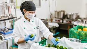 新鮮な野菜や果物を原材料に