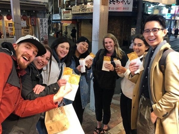 日本のことを伝えるのはもちろん、逆にいろいろな国の文化に触れることが多い仕事です。自分の世界が広がる仕事です。