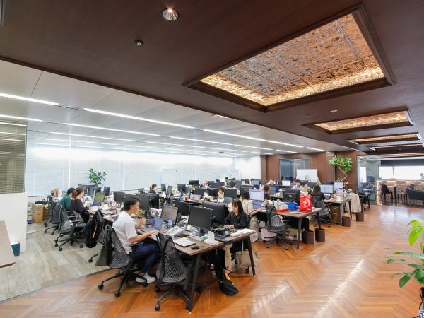 勤務いただく執務室内です。社内は明るく和気あいあいとしています。